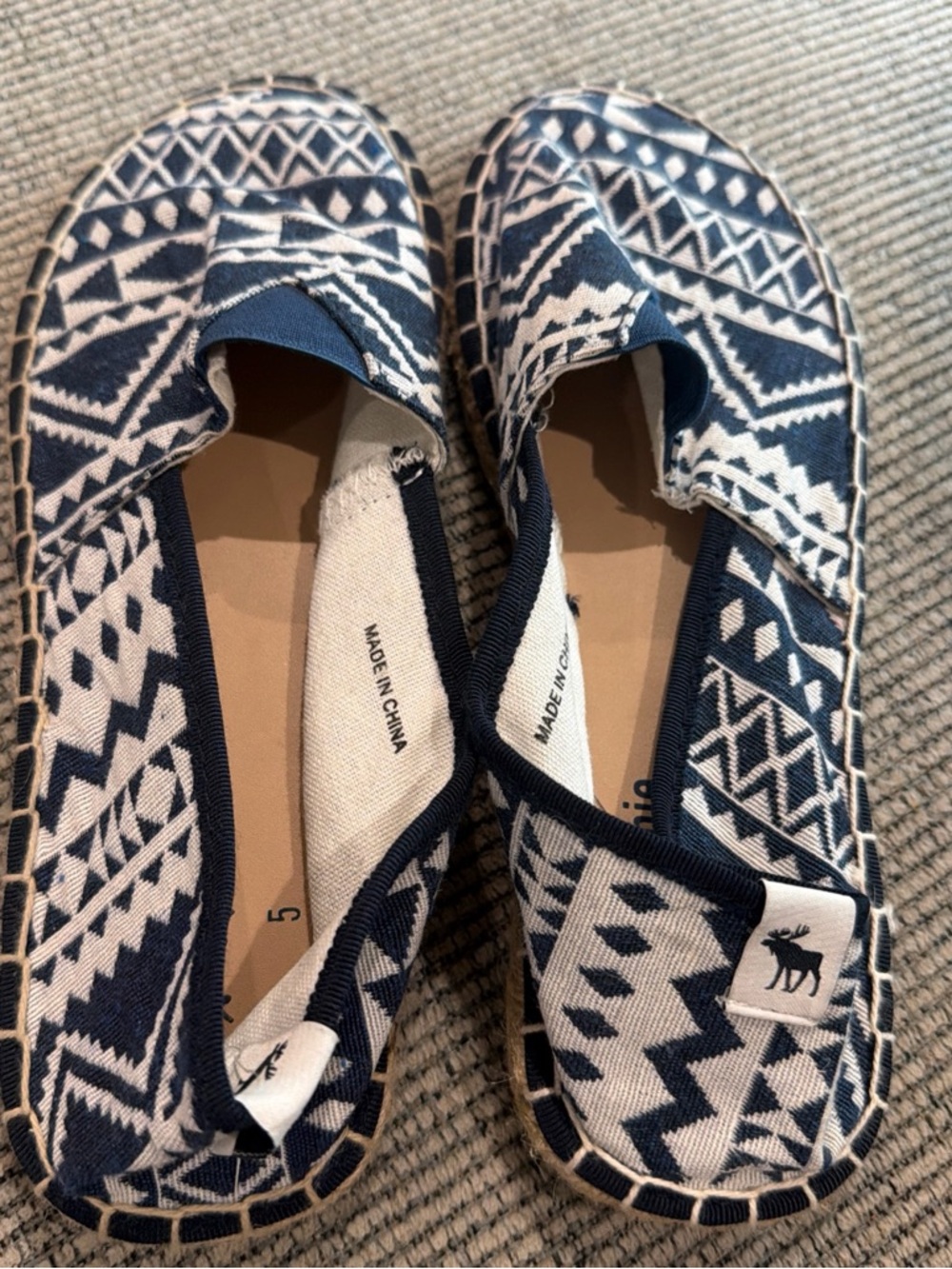 NWOT abercrombie kids Navy and White Aztec Slip-On Moccasins